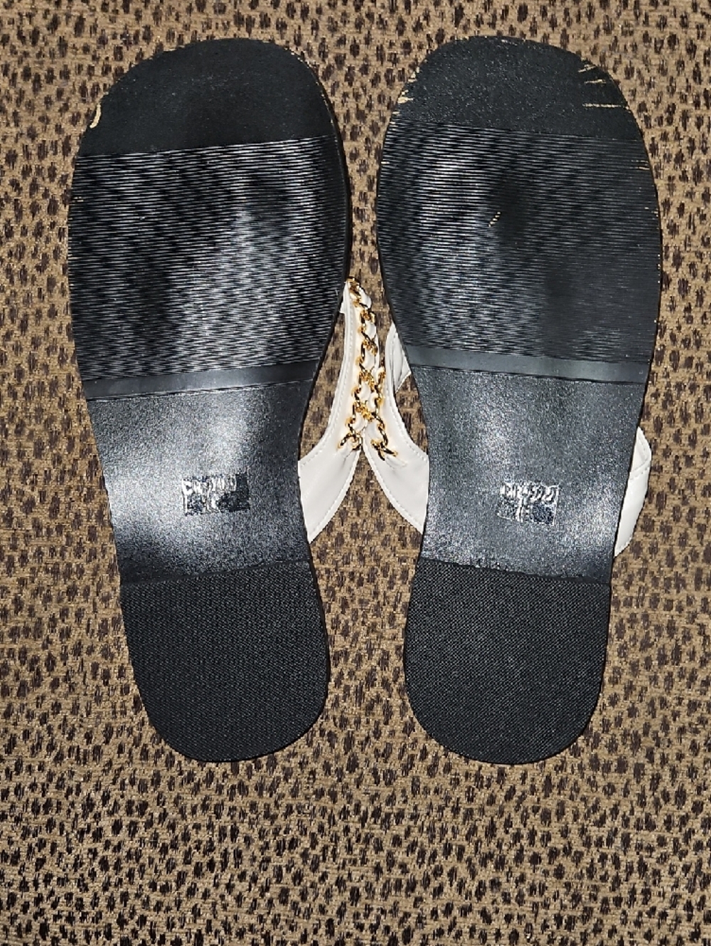 CHANEL White Thong Sandals with Gold Chain Detail - Picture 10 of 11